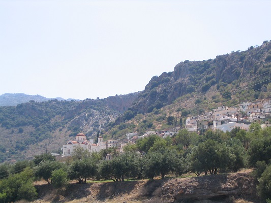 Bergdorp tijdens wandeling naar de Kritsakloof op Grieks eiland Kreta