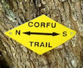 Wegwijzer Corfu-Trail tijdens wandeling over de Corfu-Trail, een verboden pad op Corfu tijdens wandelvakantie op Grieks eiland Corfu