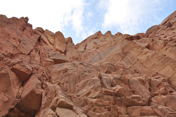 Rode rotsen in kloof tijdens kloofwandeling Wadi El Hasa tijdens een wandelreis van SNP door Jordanië