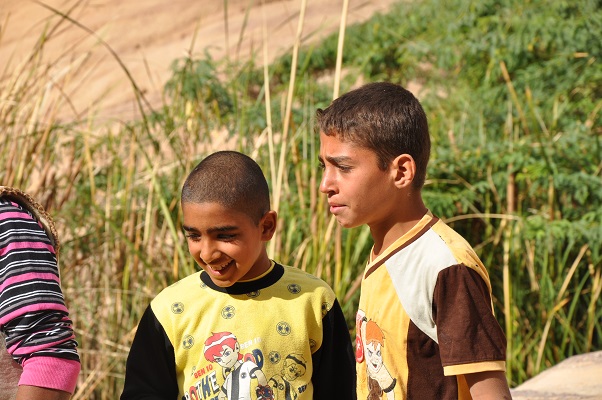 Kinderen in natuurreservaat Dana Natuurreseraat Dana tijdens een wandelreis van SNP door Jordanië