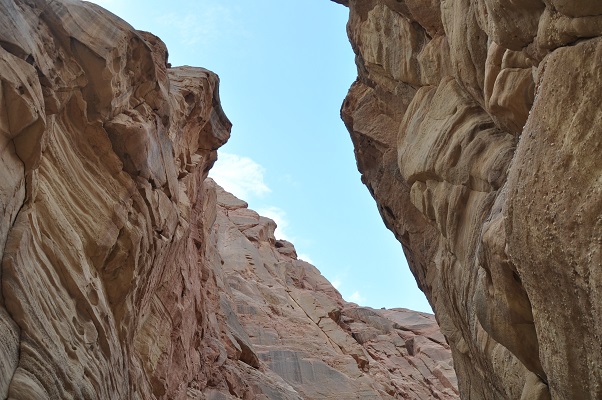 Rotsen in kloof tijdens kloofwandeling Wadi El Hasa tijdens een wandelreis van SNP door Jordanië