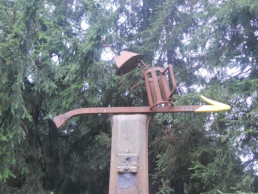 Handwegwijzer tijdens wandeling van Bahnhof Rennsteig naar Rondell op wandelreis in Thüringen in Duitsland
