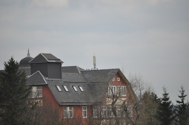 Oud Oost-Duits staatshotel tijdens wandeling van Bahnhof Rennsteig naar Rondell op wandelreis in Thüringen in Duitsland