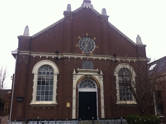 Gereformeerde kerk Warffum tijdens een wandeling over het Nederlands Kustpad van Warffum naar 't Zandt
