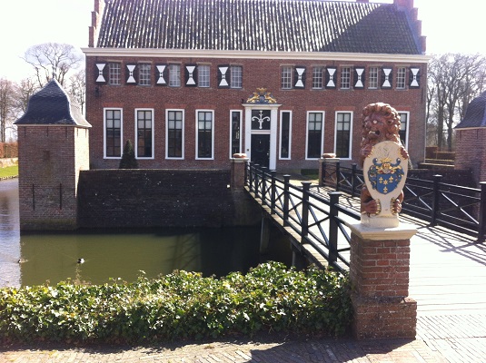 Menkemaborg in Uithuizen tijdens een wandeling over het Nederlands Kustpad van Warffum naar 't Zandt