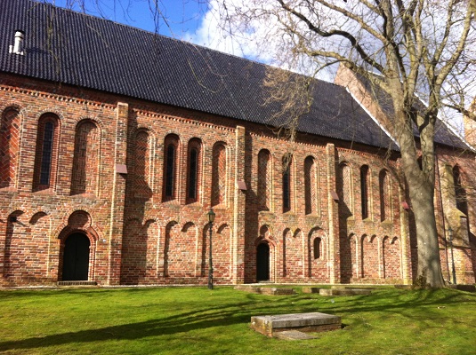 Kerk 't Zandt tijdens een wandeling over het Nederlands Kustpad van Warffum naar 't Zandt