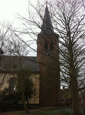 Kerk Warffum tijdens een wandeling over het Nederlands Kustpad van Warffum naar 't Zandt
