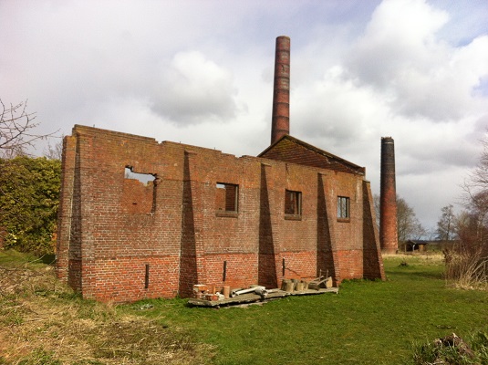 Voormalige steenfabriek Westerhorn tijdens een wandeling over het Nederlands Kustpad van Warffum naar 't Zandt