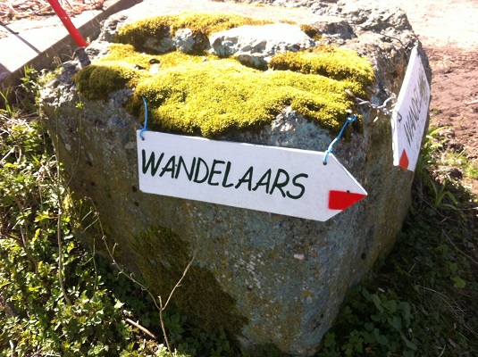Wandelaars tijdens een wandeling over het Nederlands Kustpad van Warffum naar 't Zandt