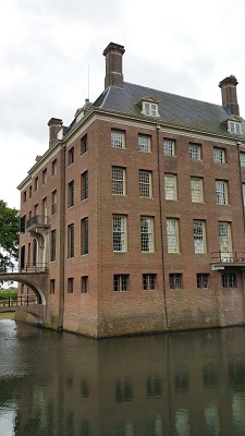 Wandelen over het Oudste Wandelpad van Nederland bij kasteel Amerongen