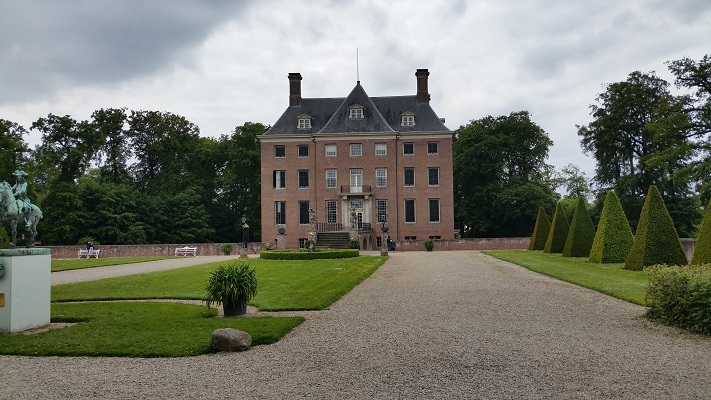 Wandelen over het Oudste Wandelpad van Nederland bij kasteel Kasteel Amerongen