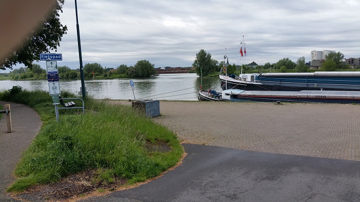 Wandelen over het Oudste Wandelpad van Nederland bij de Rijn bij Rhenen