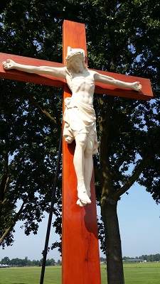 Wandelen over het Peerkepad bij christusbeeld Peerke Donderspark in Tilburg
