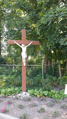 Wandelen over het Peerkepad bij kruisbeeld in Peerke Donderspark in Tilburg