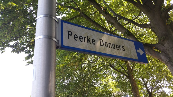 Wandelen over het Peerkepad bij straatnaam Peerke Donders in Tilburg