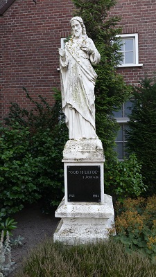 Wandelen over het Peerkepad bij het beeld bij de Sint Willibrorduskerk in Berkel-Enschot