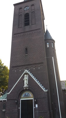 Wandelen over het Peerkepad bij kerk in Berkel-Enschot