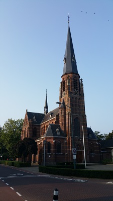 Wandelen over het Peerkepad bij kerk in Berkel-Enschot