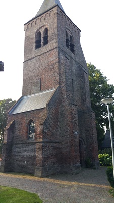 Wandelen over het Peerkepad bij kerk in Berkel-Enschot