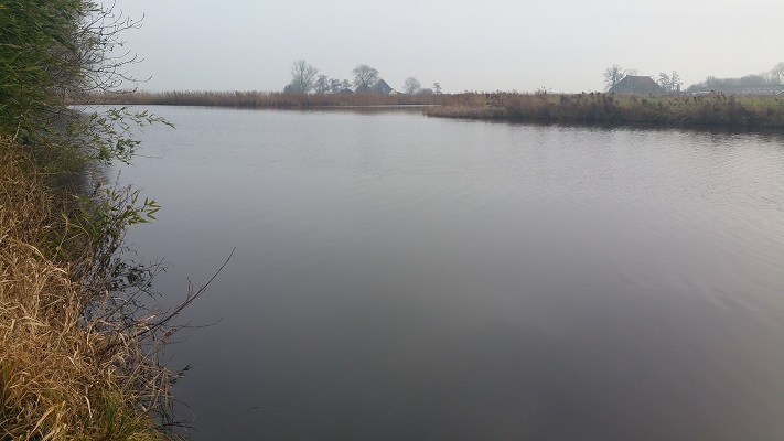 Wandelen over het Groot Frieslandpad langs het Nieuwe Diep in Aldeboarn