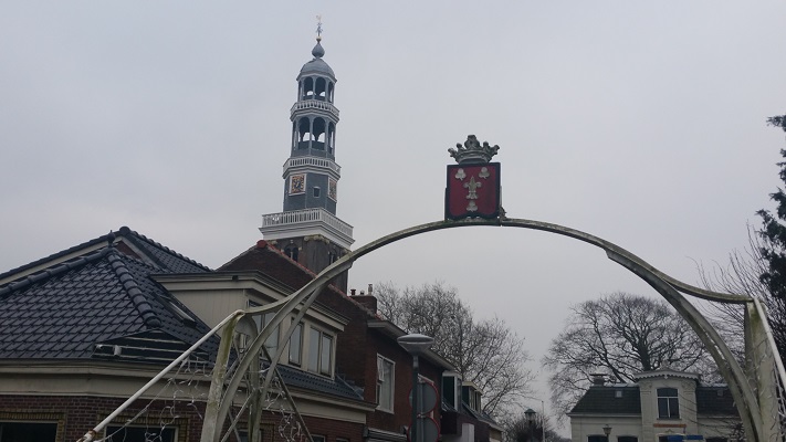 Wandelen over het Groot Frieslandpad langs de kerk in Aldeboarn