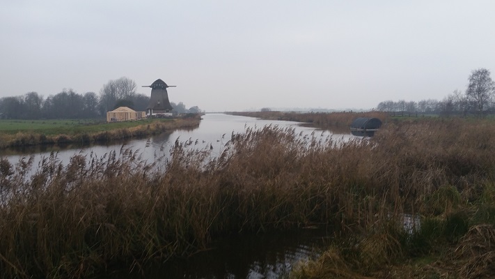 Wandelen over het Groot Frieslandpad langs Polderhoofdkanaal in Nij Beets