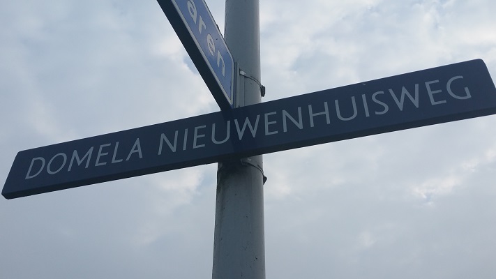 Wandelen over het Groot Frieslandpad bij een handwijzer aan Domela Nieuwenhuisweg