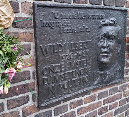 Plaquette Willi Alberti tijdens Hofjeswandeling door de Jordaan in Amsterdam