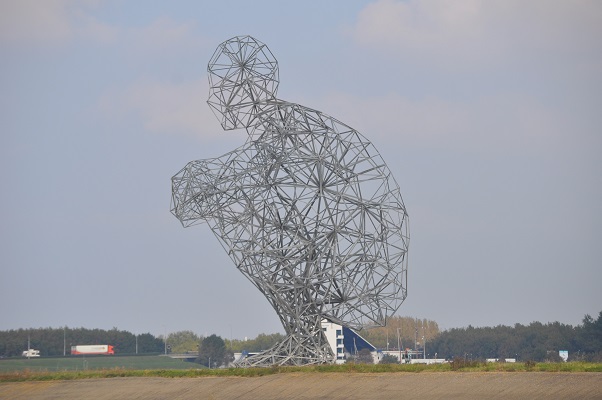 Kunstwerk in Lelystad Hurkende Man tijdens wandeling van Natuurmonumenten op de Marker Wadden in het Markermeer