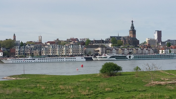 Wandelen over de Zuiderwaterlinie met zicht op Waal en Nijmegen