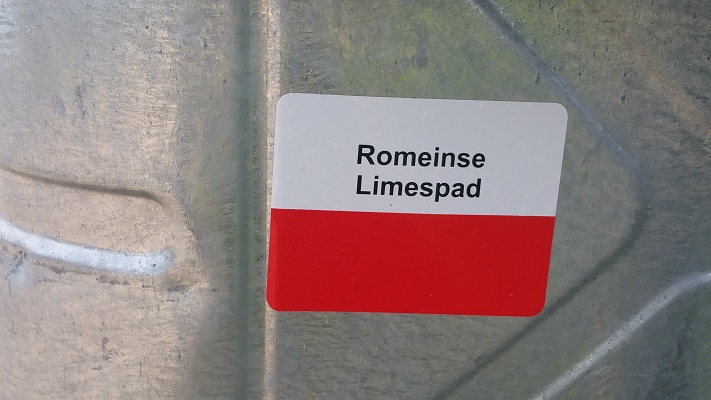 Wandelen over het Romeinse Limespad bij markering rood-wit