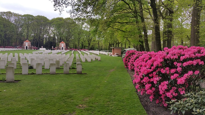 Oorlogsgraven van het Gemenebest Oosterbeek op wandeling over Roots Natuurpad van Schaarsbergen naar Doorwerth