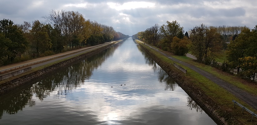 Zuid-Willemsvaart bij Maasmechelen op een wandeling over het Maaspad van Maastricht naar Berg aan de Maas