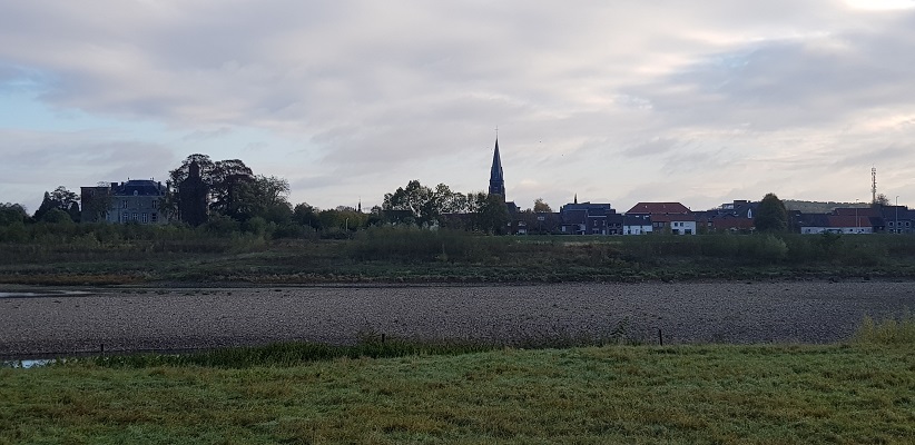 Zicht op Borgharen tijdens een wandeling op het Maaspad van Maastricht naar Berg aan de Maas