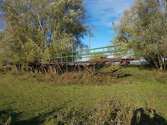 Wandelen over klompenpad Doddendaelpad bij historische brug uiterwaarden Beuningen
