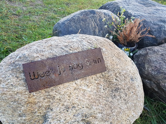 Wandelen over klompenpad Doddendaelpad bij herinneringssteen Stein in uiterwaarden bij de Waal in Beuningen
