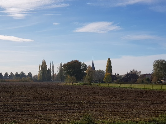 Wandelen over klompenpad Doddendaelpad met zicht op Beuningen