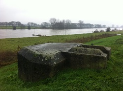 Bunker aan de Maas op een wandeling over de Maasmeanders van Grave naar Cuyk