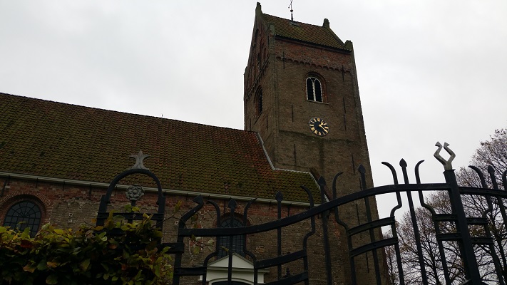 Kerk Aldtsjerk op wandeling over Elfstedenpad van Oentsjerk naar Leeuwarden