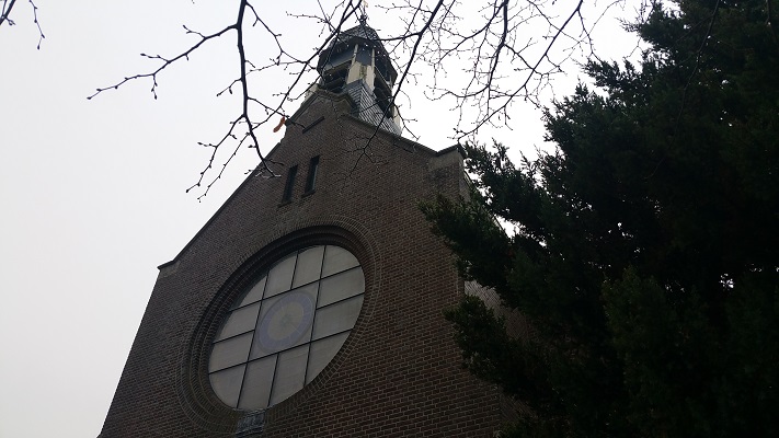 Kerk Damwoude op wandeling over Elfstedenpad van Oentsjerk naar Leeuwarden