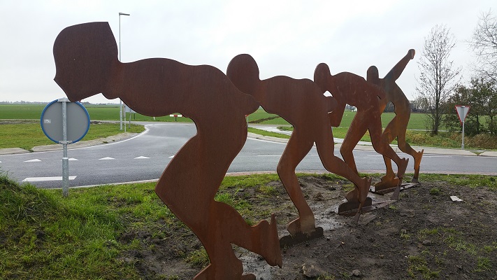 Kunstwerk schaatsers rotonde Aldtsjerk op wandeling over Elfstedenpad van Oentsjerk naar Leeuwarden