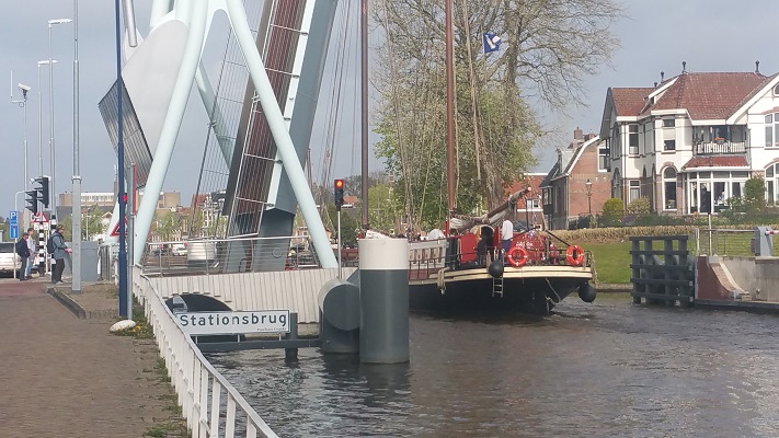 Dokkummer Ee in Franeker tijdens wandeling over Elfstedenpad van Franeker naar Sint-Annaparochie