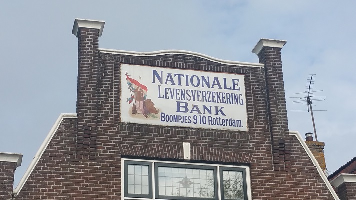 Nationale Levensverzekering Bank in Franeker tijdens wandeling over Elfstedenpad van Franeker naar Sint-Annaparochie