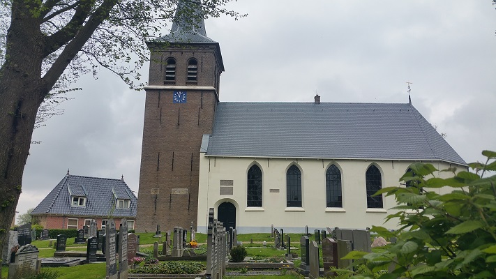 Kerk in Ried tijdens wandeling over Elfstedenpad van Franeker naar Sint-Annaparochie