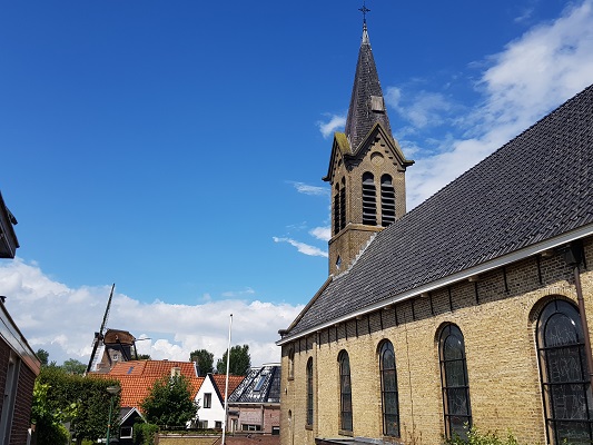 Kerk Woudsend tijdens een wandeling over het ELfstedenpad van IJlst naar Balk