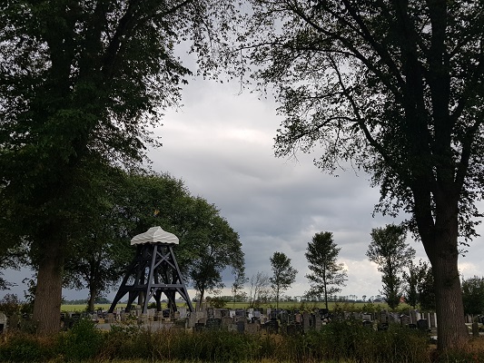 Klokkestoel op kerkhof Koufurderige tijdens een wandeling over het ELfstedenpad van IJlst naar Balk