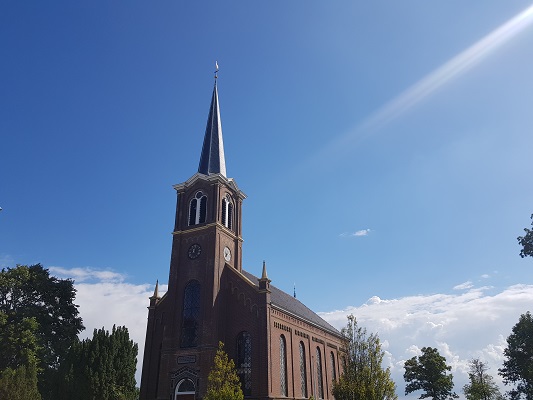 Kerk Jutrijp tijdens een wandeling over het ELfstedenpad van IJlst naar Balk