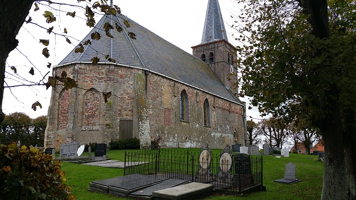 Kerk Boksum op wandeling over Elfstedenpad van Leeuwarden naar Mantgum