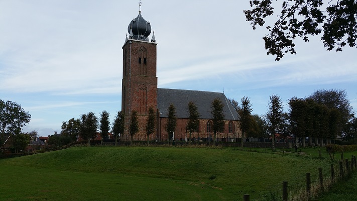 Kerk Deinim op wandeling over Elfstedenpad van Leeuwarden naar Mantgum