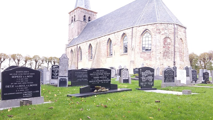 Kerkhof en kerk Boksum op wandeling over Elfstedenpad van Leeuwarden naar Mantgum